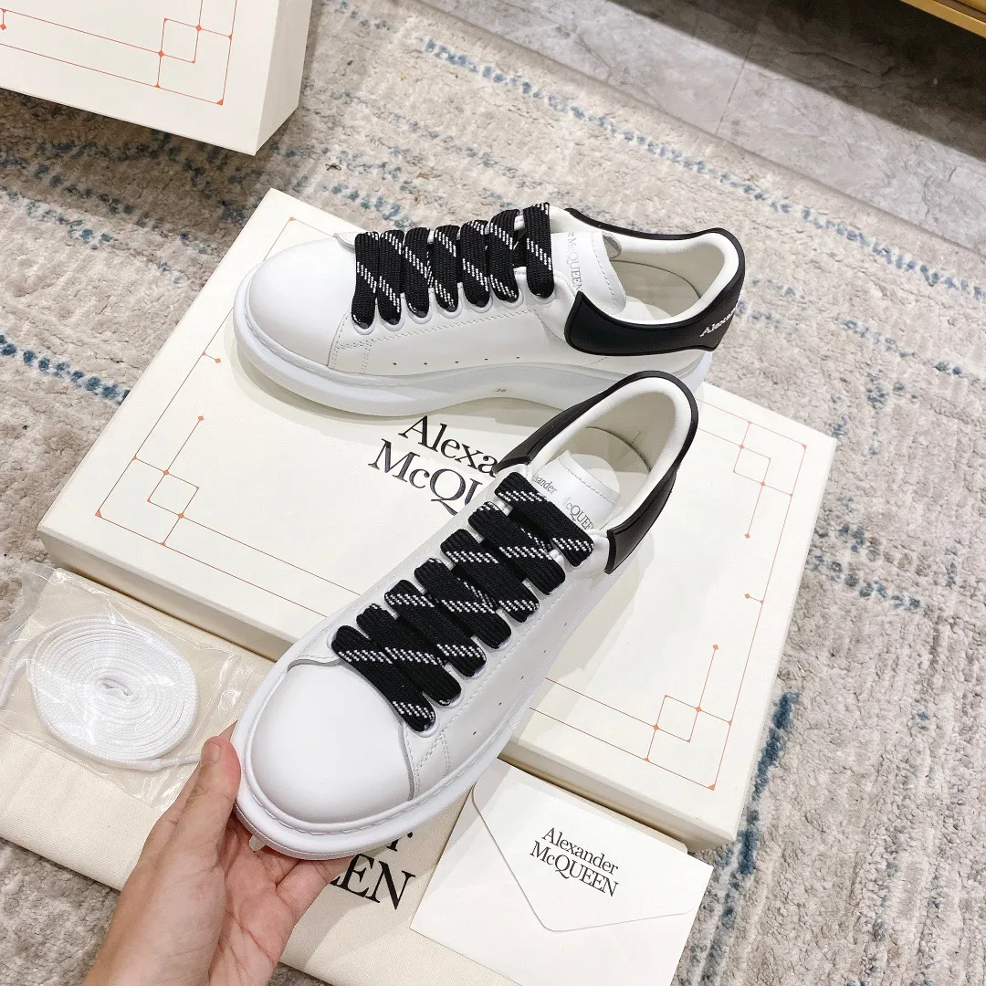 👟👟Ex-factory price 480👟👟 Women's shoes, women's clothing, new upgraded version, cost-effective Alexander Mcque*n Alexander McQueen classic white shoe series, all series upgraded, all lasted and adjusted to the original latest lasts, customized original glossy silk cowhide, original cowhide lining, original process color-sprayed buttonholes, no cracking or peeling paint The two raised bumps on the feet have also been restored to the original, and the outsole mold has been reopened. The material and color are completely consistent with the original. The original is made with full nail technology, and the latest uppercase and lowercase stitching font details. The original 👟👟factory price U+T👟👟factory price U vacuum